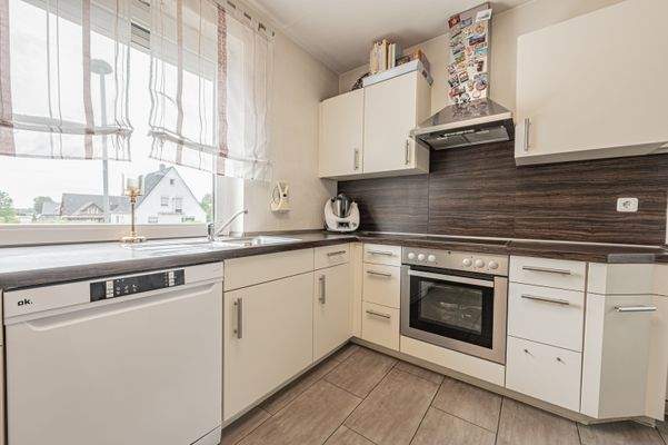 Modern ausgestattete Küche