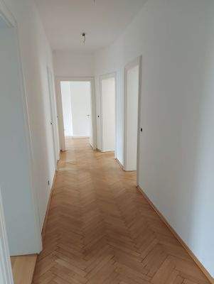 Flur mit Blick in die Wohnung