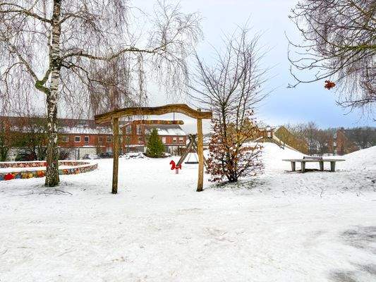 Kinderspielplatz direkt vor der Tür