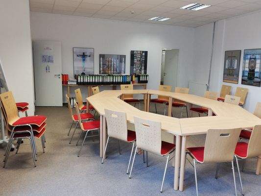 großer Besprechungraum mit Blick zum Archiv