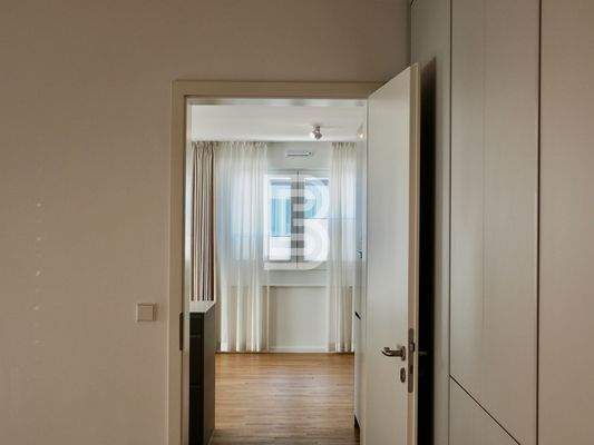 Zimmer 4 und Tür zum Wohnbereich