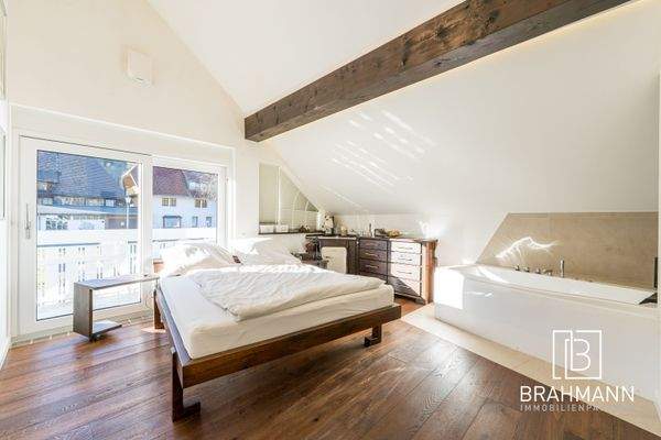 Schlafzimmer mit Badewanne