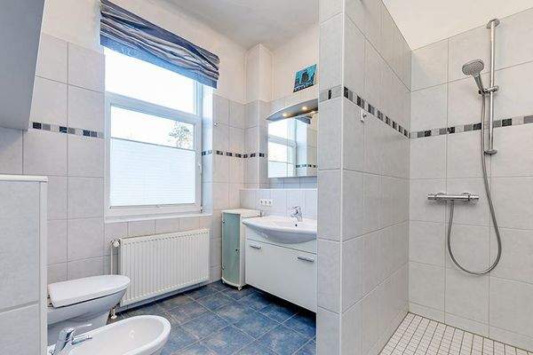 Erdgeschosswohnung: Bad