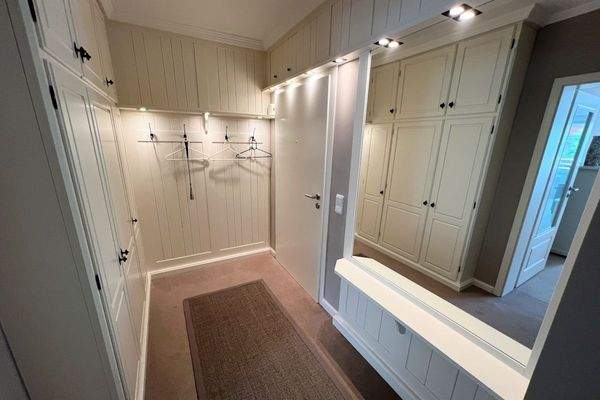 Eingangsdiele mit Einbaumöbeln