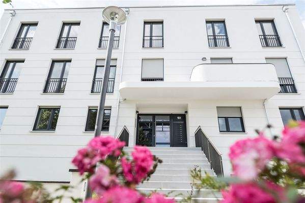 Hausansicht straßenseits  im Sommer