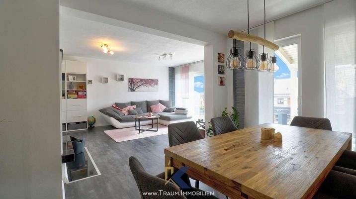 Wohnzimmer mit Essbereich