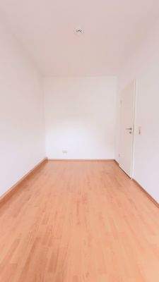 Leerer Raum mit Holzboden