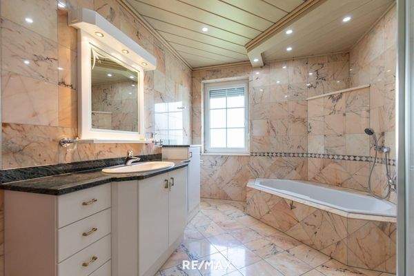 18. Badezimmer Erdgeschoss