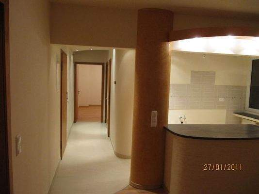 Offene Küche und Flur-Archivbild