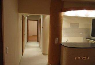 Offene Küche und Flur-Archivbild