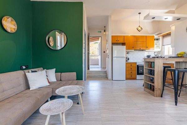 Ligaria: Villa mit drei Wohnungen und Pool zu verkaufen