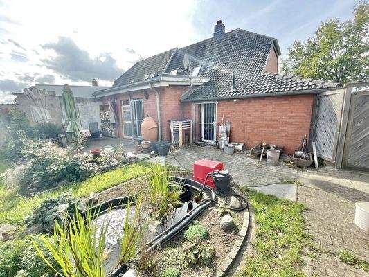 Haus hinten mit Teich