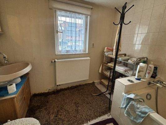 Tageslichtbad mit Wanne