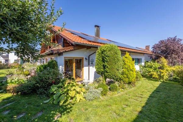 Der seitliche Blick auf das Haus und den Garten 