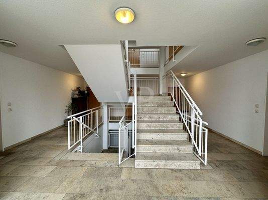 Treppenhaus mit Zugang zu den Erdgeschosswohnungen