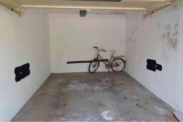 zweite Garage auf der linken Grundstücksseite