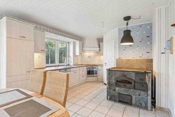 Küchenansicht mit Holz-Hexe