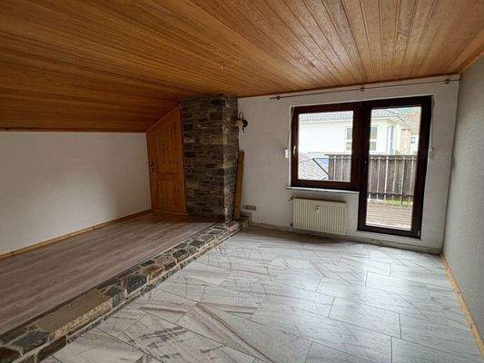 Zimmer Wohnung 2 DG 2 Blick zum Balkon