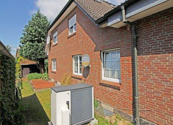 Rückansicht mit einer Wärmepumpe