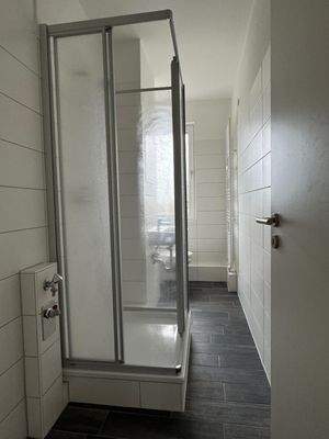 Badezimmer mit Dusche