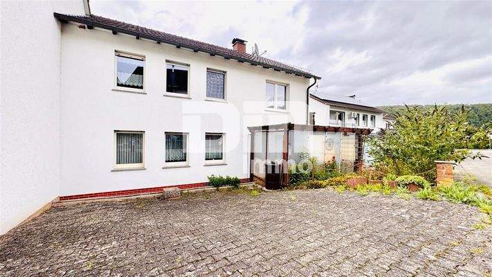 Frontansicht / Stellplätze