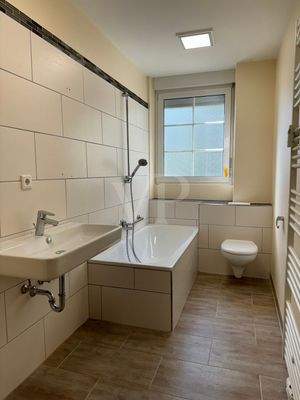 WHG1-Modernes Tageslicht-Badezimmer