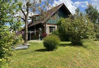 Holzhaus mit Garten