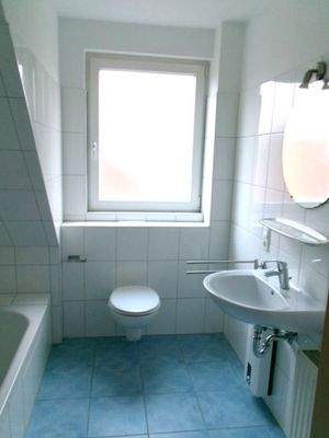 Badezimmer mit Badewann, WC und Waschtisch