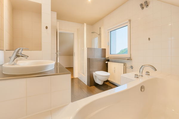 Hauptbadezimmer im 1. Obergeschoss des Haupthauses