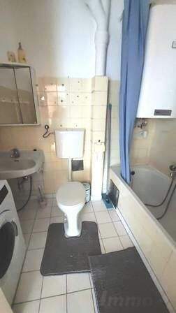 Bad mit Wanne, WC und Waschmaschine