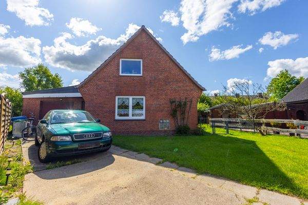 Straßenansicht mit Auffahrt