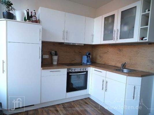 mit moderner Einbauküche