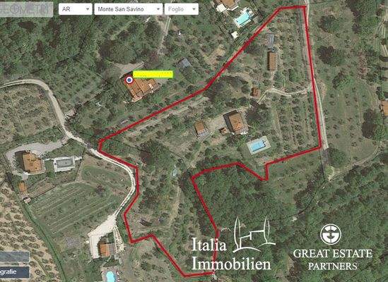 Typisches Bauernhaus mit Swimmingpool, Nebengebäude, Garten mit Olivenhain in Ortsnähe