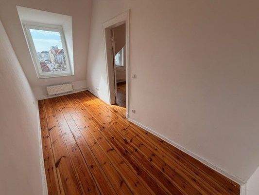 Helles Zimmer mit Holzboden