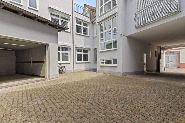 Innenhof Mittelstr. 10 mit Autoaufzug zur Tiefgarage