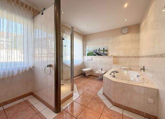 Tageslichtbad mit Wanne ...