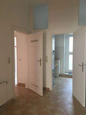 Der großzügige Flur zwischen Wohnraum und Küche