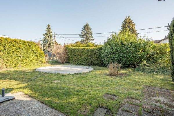 gepflegter Garten, Fundament für Pool