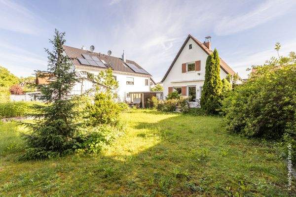 Blick vom Garten zum Haus