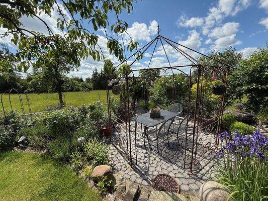 Freisitz mit Gartenpavillon