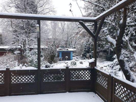 Blick über Terrasse zu Garagen