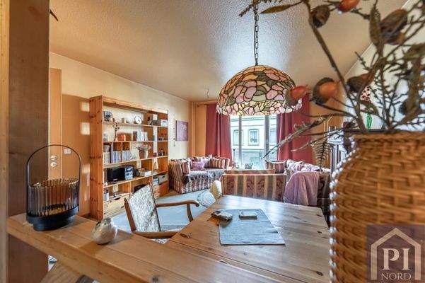 Blick von der Küche ins Wohnzimmer