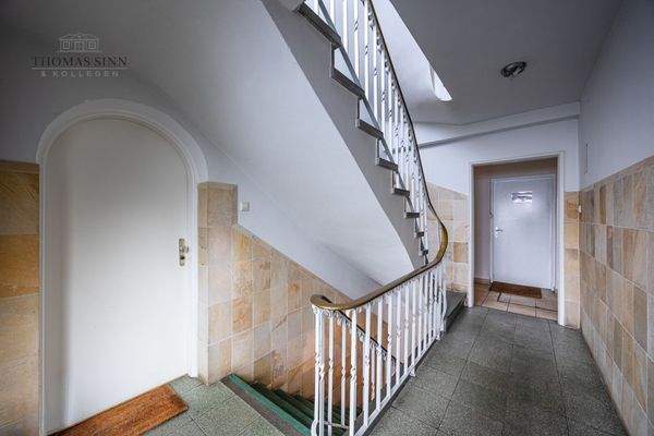 EG: Treppenraum / Zugang Büroraum links