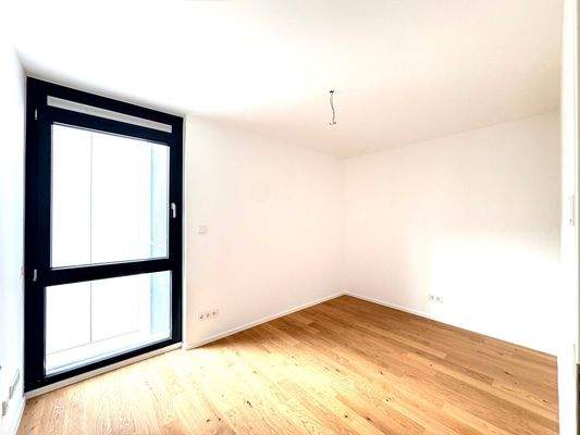 Helles Zimmer mit Holzboden