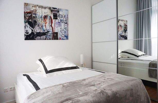 Schlafzimmer mit Doppelbett 