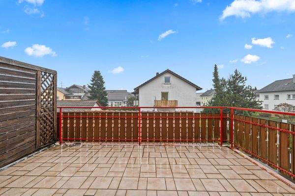großer Balkon im Obergeschoss