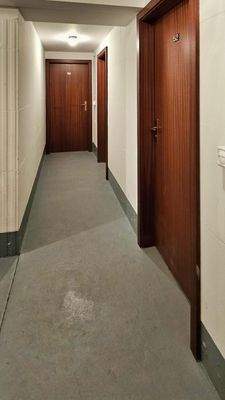 Gang im Keller zum Abstellraum