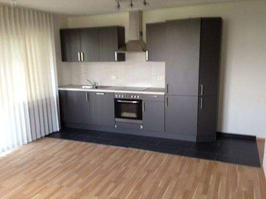 offene Einbauküche mit allen Geräten