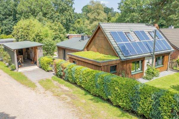 Haus mit Auffahrt zum Carport