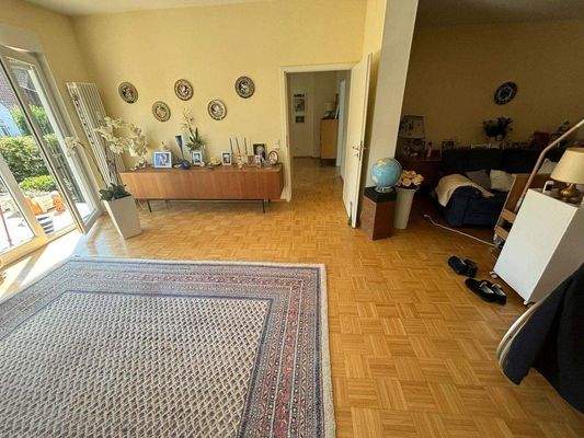 Wohnbereich mit bodentiefen Türen zur Terrasse